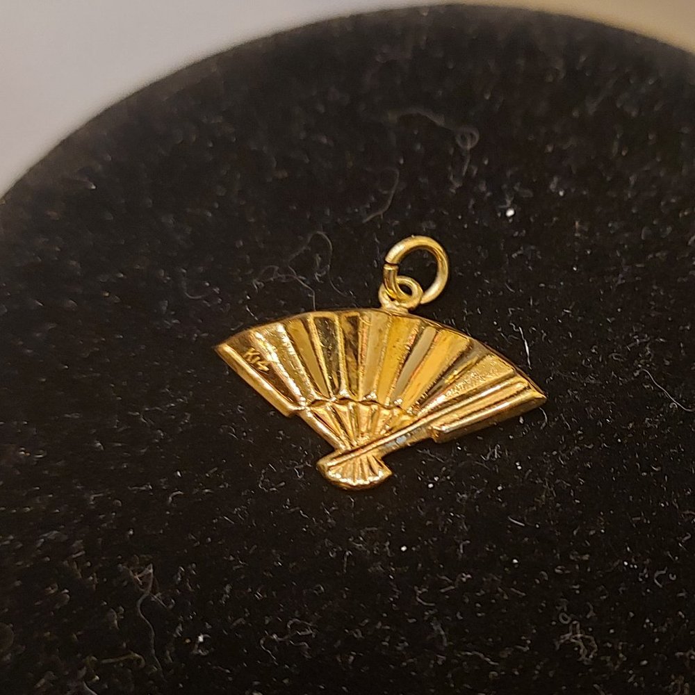 14K SOLID yellow Gold Fan Charm EUC